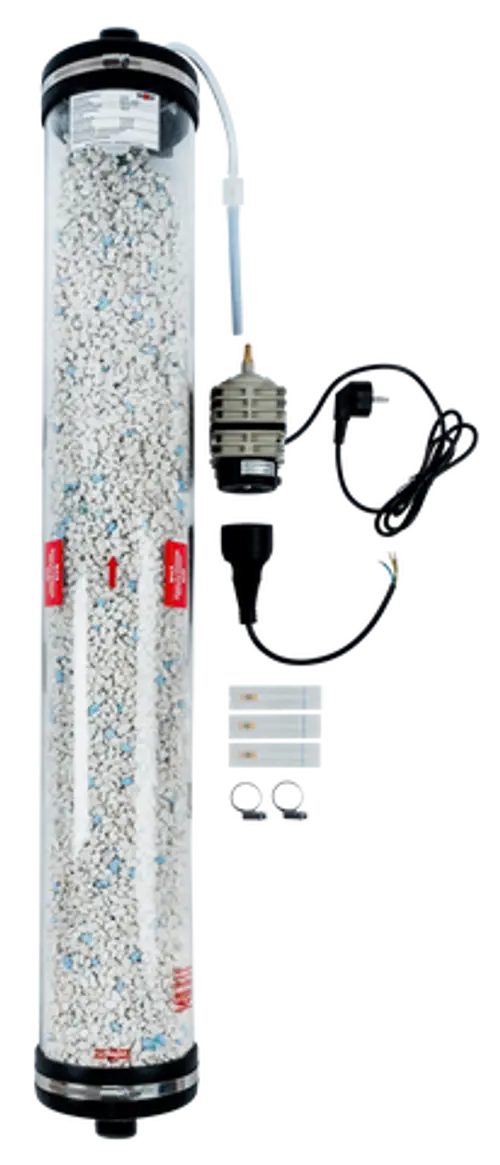 Wolf Neutralisator mit Booster für Gasbrennwertkessel, transparentes Gehäuse mit Granulatfüllung, Anschluss für Stromversorgung, und Zubehörteile für Installation.